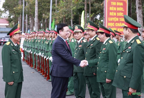 Chủ tịch Quốc hội Vương Đình Huệ thăm, chúc Tết lực lượng vũ trang tỉnh An Giang